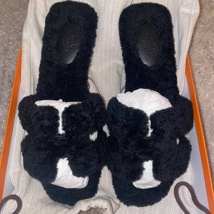 Hermes Shearling Oran fur Sandal Black size 40